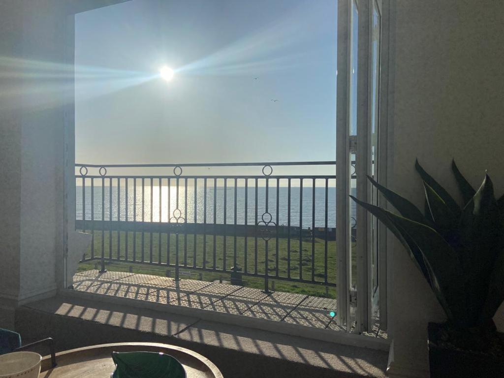 Stunning 2 Bed Apartment With Sea Views Littlestone-on-Sea Exterior foto